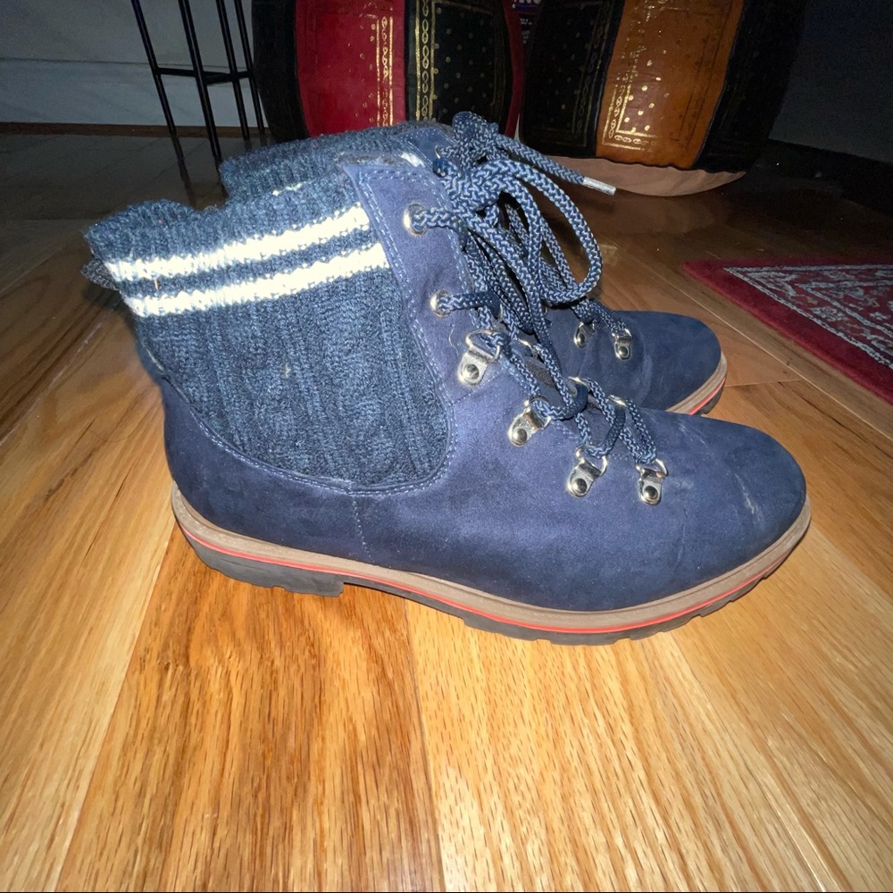 Torrid 9W heavy winter boots in navy blue